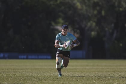 Luciano González Rizzoni entrenando con los Pumas 7s en Casa Pumas con una venda en su pierna derecha