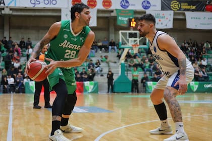 Luciano González tiene el balón y Franco Balbi lo defiende: fueron compañeros en Brasil y se enfrentaron en la serie entre Atenas y Argentino