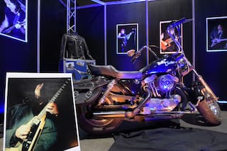 Guitarras, fotos, autos, motos y una lancha: cómo es el museo de Pappo