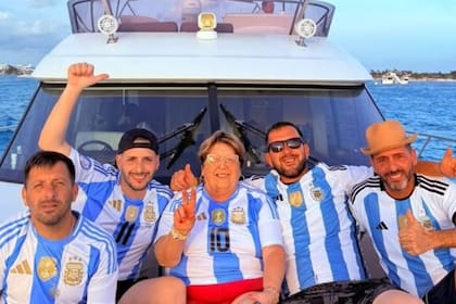 Luciano Nicolás Pantano, que levanta la mano, y Ana Lucía Conte, su madre, dueños formales de la propiedad