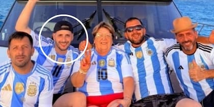 Luciano Pantano, el supuesto dueño de la quinta de Pilar, con su madre y otras personas.