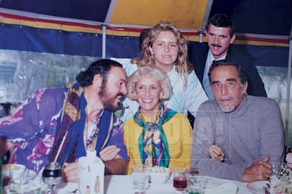 Luciano Pavarotti, Vittorio Gassman, Esteban Ferrari, Amalita y Bárbara en Olavarría, en un asado que la “Dama del Cemento” hizo en 1987 para homenajearlos.