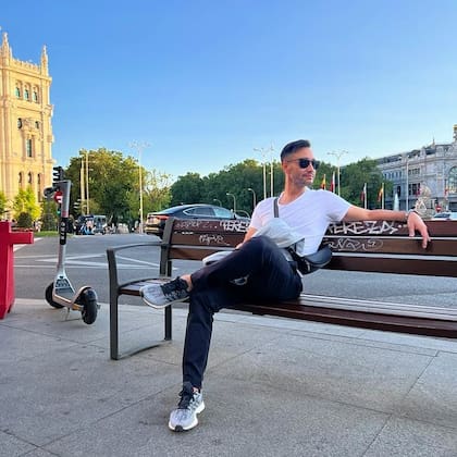 Luciano Pereyra se encuentra de gira en España y vivió un insólito momento con una pareja que le pidió una foto (Foto: Instagram /  @lucianopereyraoficial)
