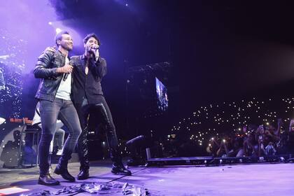 Luciano Pereyra y Sebastián Yatra se fundieron en un sentido abrazo al terminar de cantar la canción "Un año", del nuevo álbum que el colombiano estrenará la próxima semana