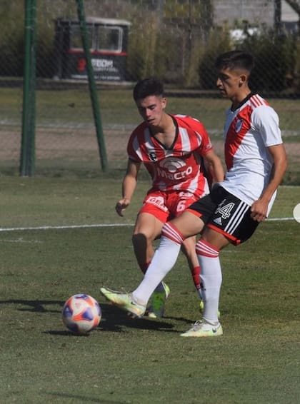 Luciano Pinola es diestro y juega como lateral derecho en las inferiores de River