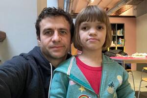 La conmovedora historia del músico que tiene una hija con acondroplasia y busca que llegue la medicación a Uruguay