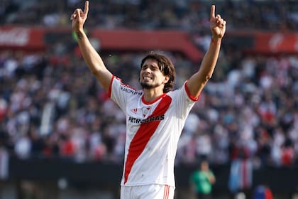 Luciano Vella con la camiseta de River, un club donde logró el ascenso a la Primera División