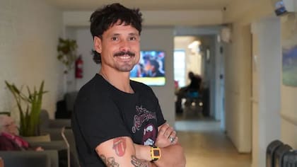 Luciano Vella se alejó del fútbol y encontró en las residencias geriátricas un estilo de vida. Crédito: La Capital