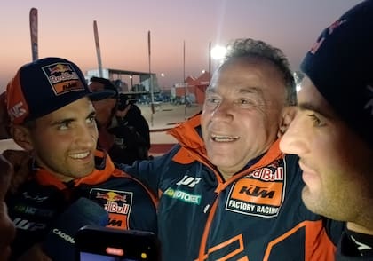 Luciano y Kevin Benavides, junto con su padre, Norberto: alegría familiar en el Dakar