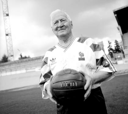 Lucien Laurent, en un homenaje que le hicieron en Francia, en 1998