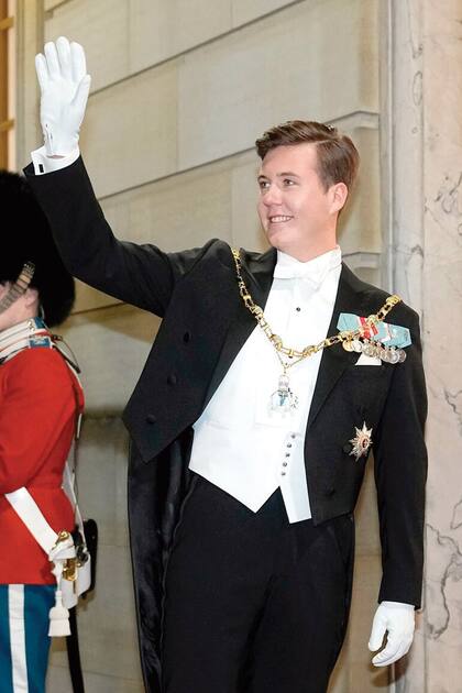 Luciendo sus condecoraciones, el príncipe Christian, heredero del trono, debutó como miembro asistente en la comida de gala.