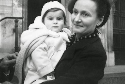 Luciendo un diseño de "New Look", la primera colección de su hermano Christian, Catherine en el bautizo de su ahijado Nicolas. Tras las torturas, ella nunca pudo tener hijos