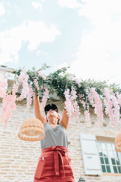 Lucila ambientando una mesa de exteriores en La Provenza, Francia.