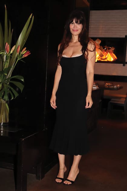 Lucila eligió un sensual
vestido de inspiración lencera para su noche especial. Lo acompañó con sandalias a tono