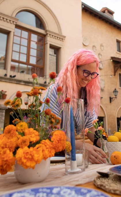Lucila en el armado de un casamiento de estilo toscano en Torrepueblo, Benavídez.