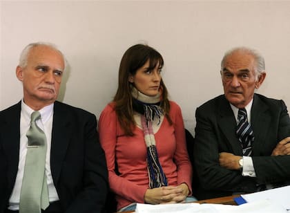 Lucila Frend, junto con sus abogados Francisco García Santillán y Sergio Pizarro Posse, durante el juicio