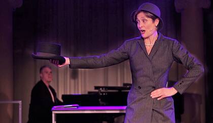 Lucila Gandolfo hace una maravillosa interpretación de una mujer marcada por los recuerdos de la infancia.