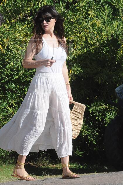 Lucila Polak, de musculosa, falda amplia y sandalias doradas.