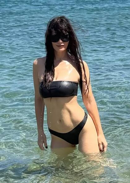 Lucila Polak espléndida durante sus vacaciones en Grecia. La ex de Al Pacino impactó con su esbelta figura en un bikini strapless en color negro