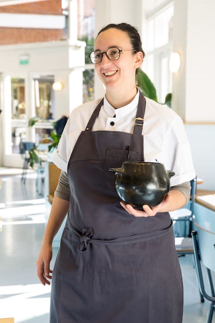 Lucila Rodríguez, jefa de cocina y responsable de varias de sus creaciones, trabaja codo a codo con Narda desde hace algunos años.