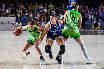 Lucila Sampietro y Julia Fernández en acción durante el tercer juego