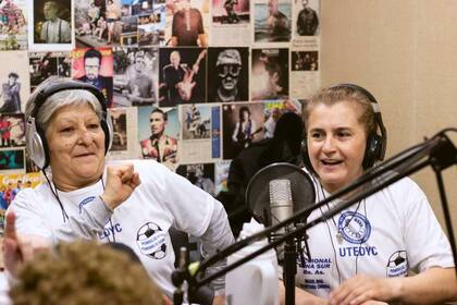 Lucila Sandoval con una de las pioneras, en su programa de Radio