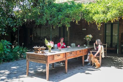 Lucinda Paxton gerencia y disfruta de la estancia junto a los huéspedes.