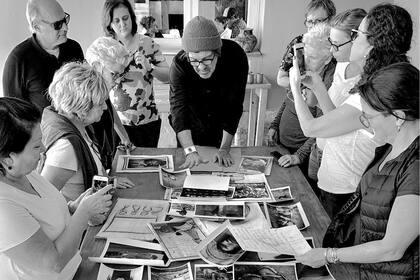 Lucio Boschi dando una clase a fotógrafas brasileñas