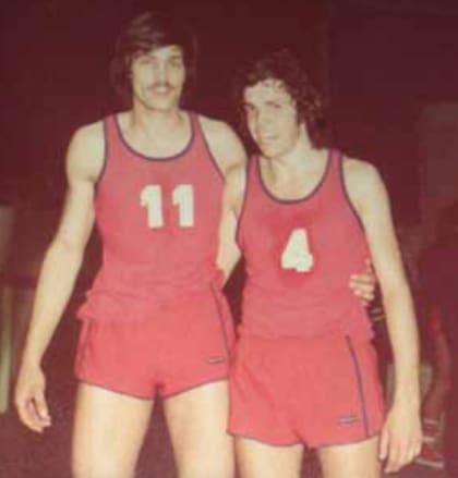 Lucio Bussetti junto a su compañero Carlos Ovejero en sus días del básquet. (Gentileza Lucio Bussetti).
