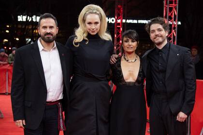 Lucio Castro, Gwendoline Christie, Mia Maestro y Philip Ettinger, en el estreno de After His Death en el Festival de Berlín