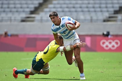 Lucio Cinti, en tiempos de Seven; aquí es tacleado por el australiano Nick Malouf en un duelo por los Juegos Olímpicos de Tokio