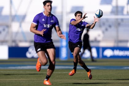 Lucio Cinti y Agustín Moyano, que recibe la pelota, en el Estadio del Bicentenario, escenario del test con Inglaterra