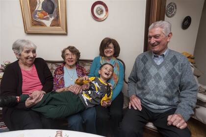 Lucio, el nieto mimado por sus abuelas Nora y Beatriz; su abuelo Tito, y la bisabuela Ita