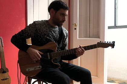 LUCIO MANTEL (43). @luciomantel Barrio: Almagro. ¿Qué te inspiró la cuarentena? “Habitualmente lo que más inspira es caminar. Pero, en cambio, me trajo tiempo para terminar viejos bocetos”.