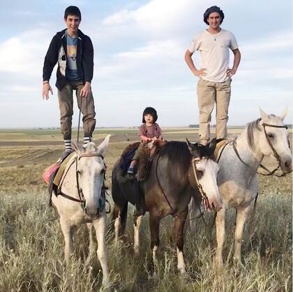 Lucio y Cruz, hijos de Eduardo, junto a Tristán, de 4 años