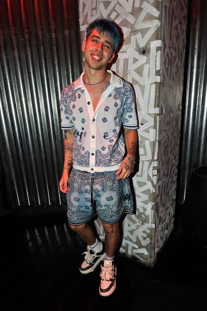 Luck Ra dijo presente con un conjunto de camisa manga corta y bermuda con estampado arabesco, zapatillas y su distintivo cabello color azul