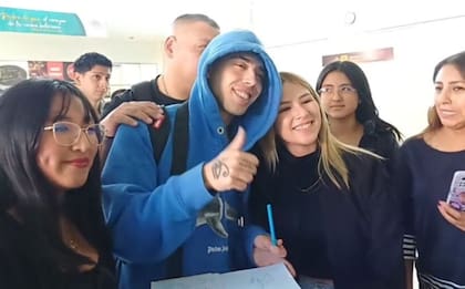 Luck Ra junto a sus fans en el aeropuerto de Santa Cruz de la Sierra (Foto: @NotiBoliviaCom)