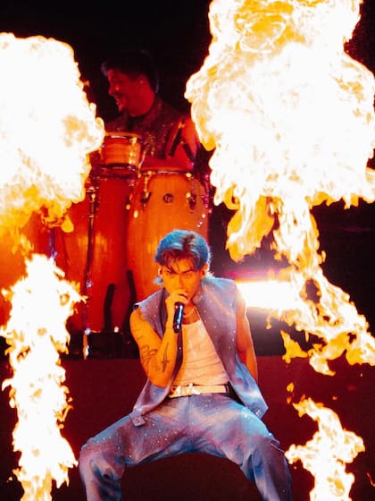 Luck Ra tuvo que interrumpir el show y le pidió al responsable que lanzó el celular darse a conocer