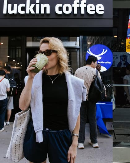 Luckin Coffee abrió dos nuevas sucursales en Manhattan, Nueva York