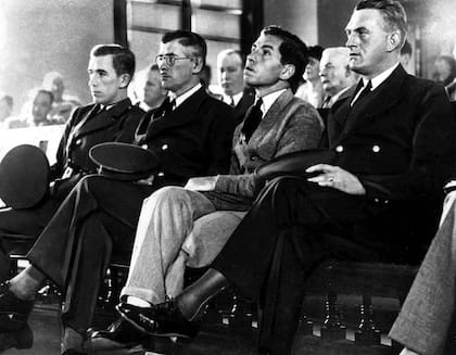 Lucky Luciano en Nueva York durante su juicio, en la sala del tribunal entre dos guardias