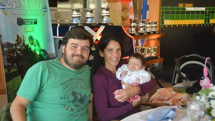 Lucrecia, con Nina en brazos, junto a Nico, en vísperas del GP 25 de Mayo