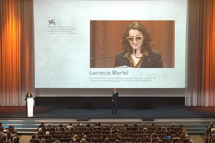 Martel, presidente del jurado del festival, a punto de dar su discurso en Venecia