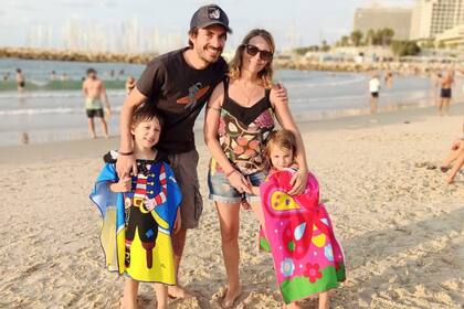 Lucrecia, Nicolás, Uri y Galia en la playa de Tel Aviv
