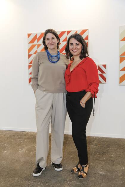 Lucrecia Palacios, directora ejecutiva de Fundación Arteba, y la galerista Julia Baitalá