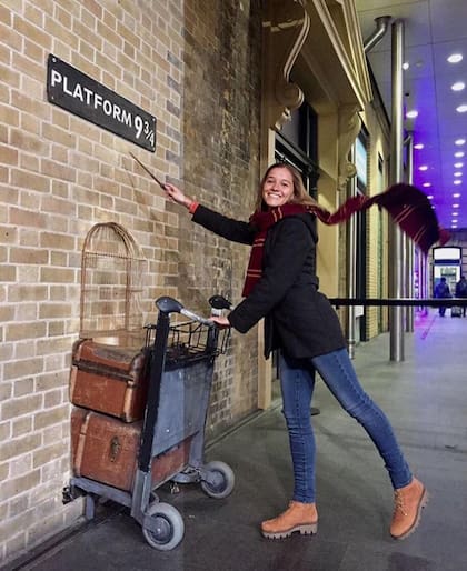 Lucrecia Rivas en el Andén 9 ¾ que recuerda a Harry Potter en la estación de Kings Cross de Londres