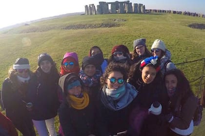Lucrecia Rivas y sus compañeras en Stonehenge, el monumento neolítico a dos horas de Londres