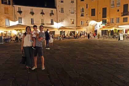 Lucrecia vive en Lucca, junto a su marido e hijo.