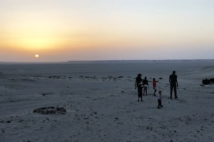 Lucrecia y su familia viven rodeados por el desierto, en Arabia Saudita.