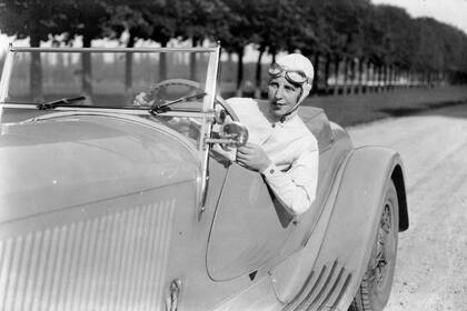 Lucy Schell, pionera entre las mujeres estadounidenses en tomar parte de un Grand Prix, invirtió la herencia de su padre para derrotar a los autos de Hitler: selección a René Dreyfus como piloto y se unió al fabricante francés Delahaye para construir el auto que resultó una leyenda