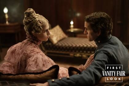 Lucy Boynton y Harry Melling como Lea Marquis y Edgar Allan Poe.